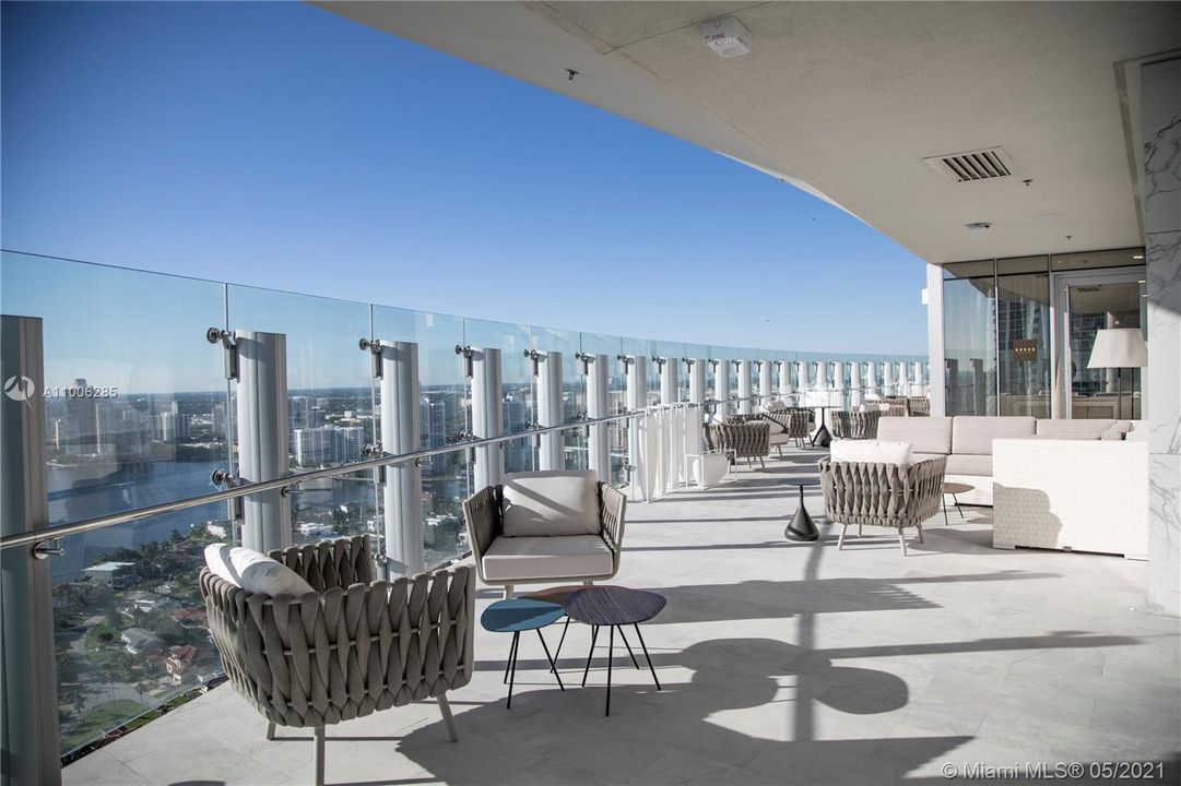 Recently Sold: $10,950,000 (4 beds, 5 baths, 6225 Square Feet)