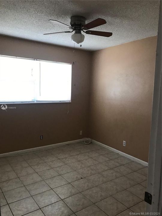 Recently Rented: $1,500 (3 beds, 2 baths, 1000 Square Feet)