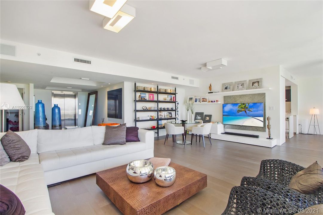 Recently Sold: $2,800,000 (3 beds, 4 baths, 2840 Square Feet)