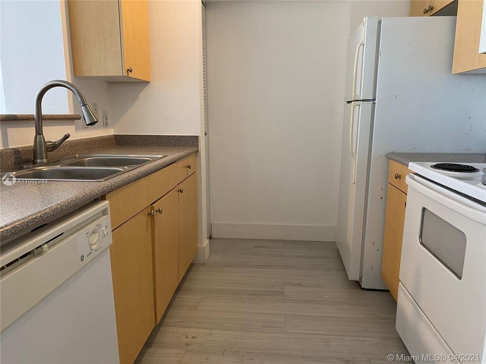 Recently Rented: $1,400 (1 beds, 1 baths, 755 Square Feet)