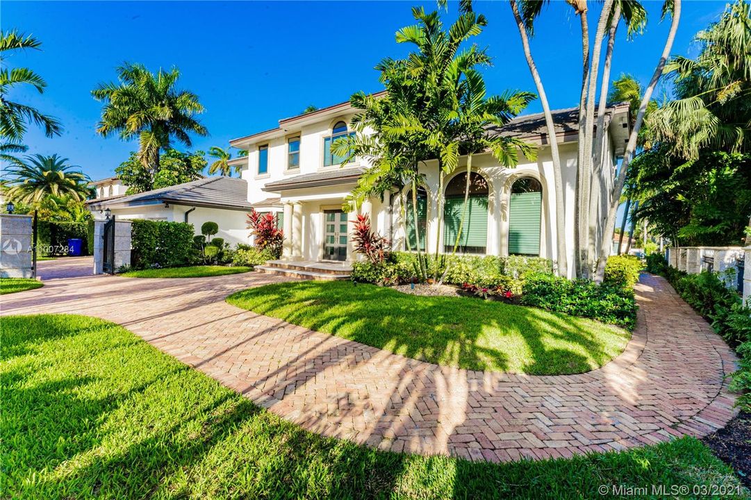 Recently Sold: $3,200,000 (5 beds, 5 baths, 4098 Square Feet)