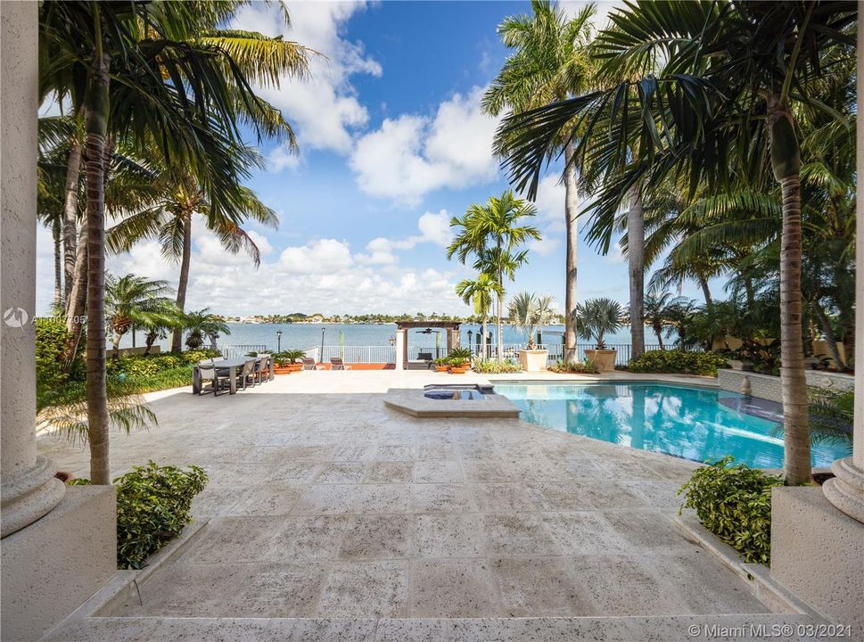 Recently Sold: $4,000,000 (6 beds, 6 baths, 4280 Square Feet)