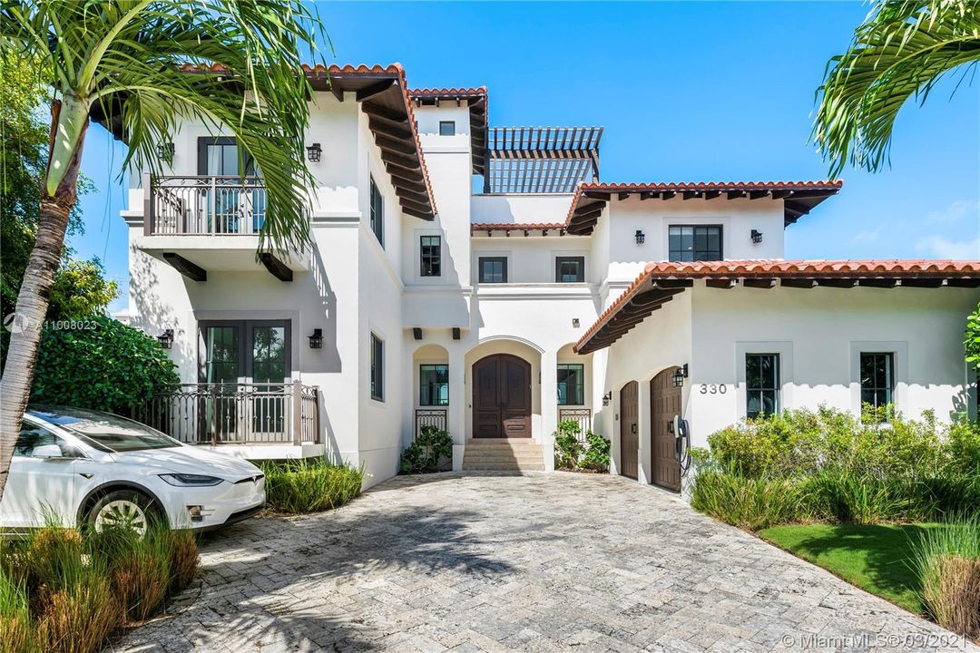Recently Sold: $3,890,000 (5 beds, 4 baths, 3590 Square Feet)
