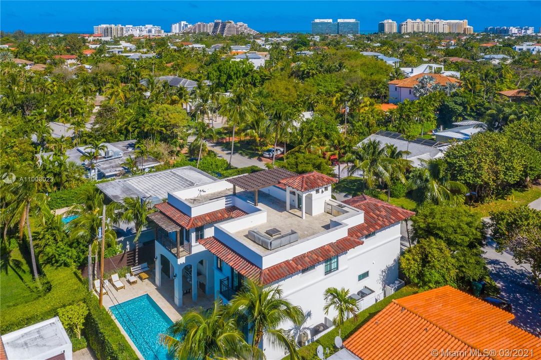 Recently Sold: $3,890,000 (5 beds, 4 baths, 3590 Square Feet)