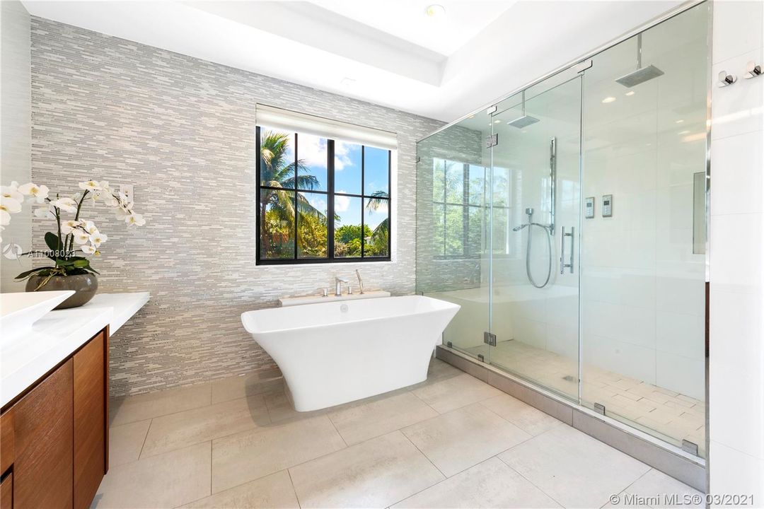 最近售出: $3,890,000 (5 贝兹, 4 浴室, 3590 平方英尺)