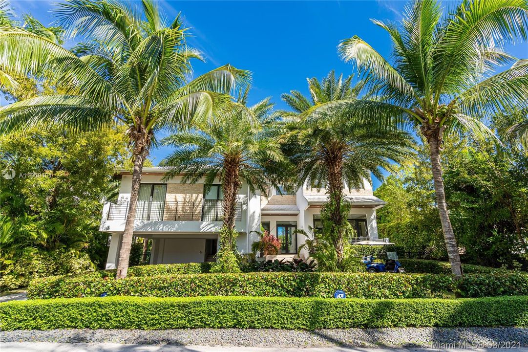 Recently Sold: $3,999,000 (6 beds, 6 baths, 4165 Square Feet)