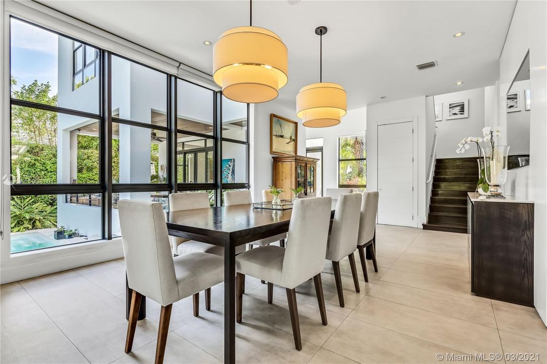 Recently Sold: $3,999,000 (6 beds, 6 baths, 4165 Square Feet)