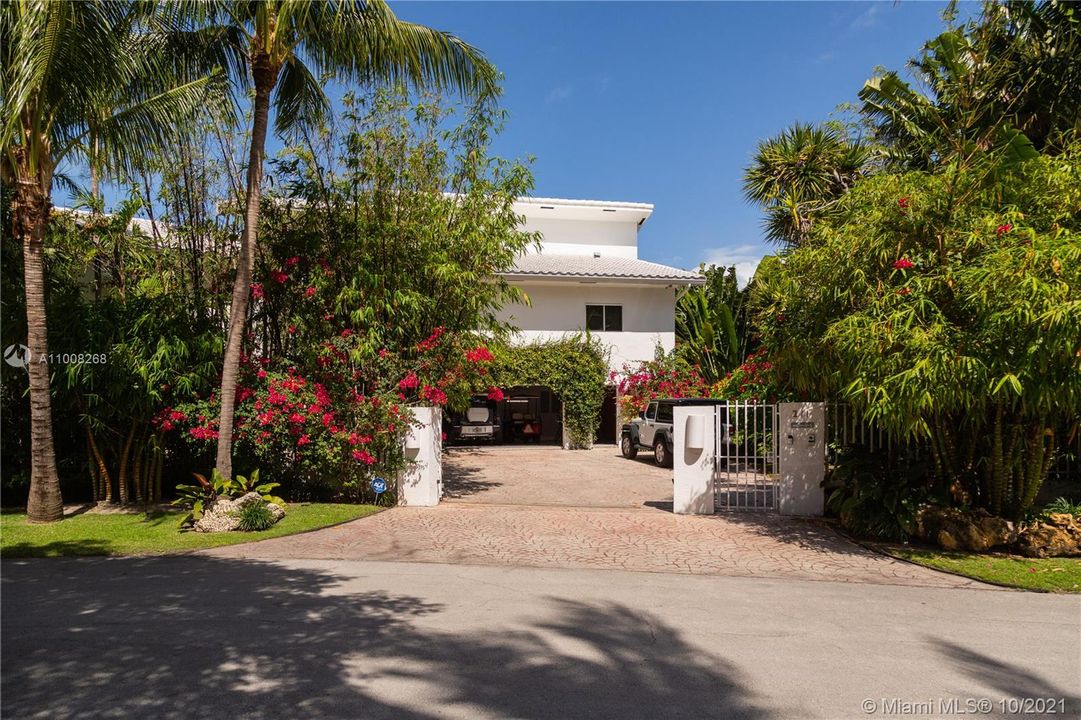 Recently Sold: $9,750,000 (6 beds, 6 baths, 5865 Square Feet)