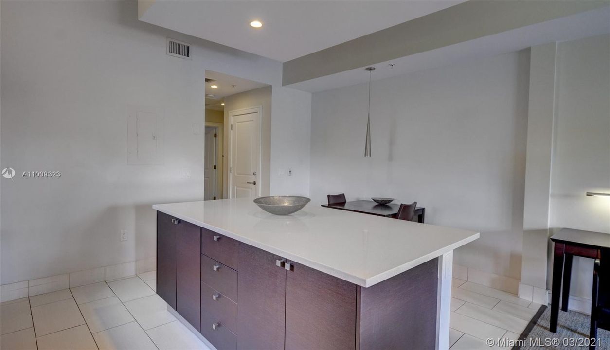 Recently Sold: $149,000 (1 beds, 2 baths, 1070 Square Feet)