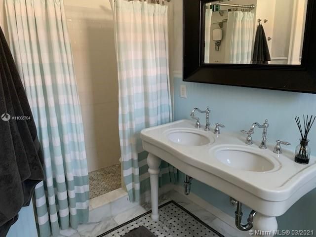 ON SUITE WITH DOUBLE SINK AND LARGE SHOWER