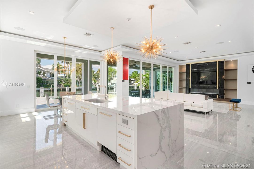 Recently Sold: $5,590,000 (6 beds, 6 baths, 5711 Square Feet)