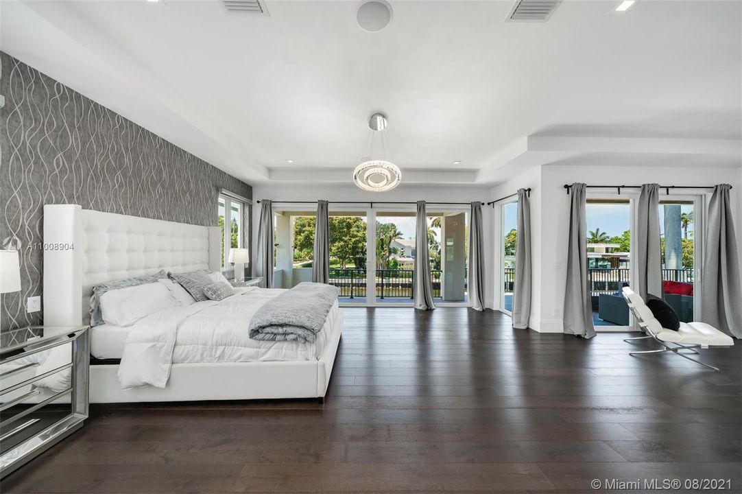 Recently Sold: $5,590,000 (6 beds, 6 baths, 5711 Square Feet)