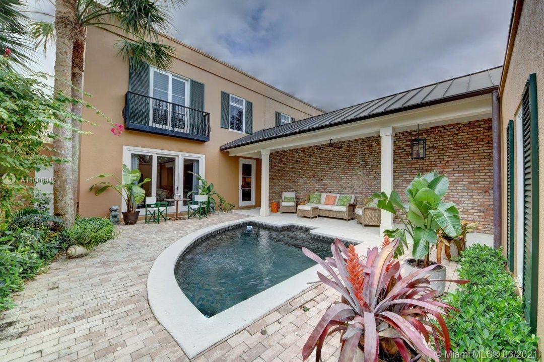 Recently Sold: $925,000 (3 beds, 2 baths, 2100 Square Feet)