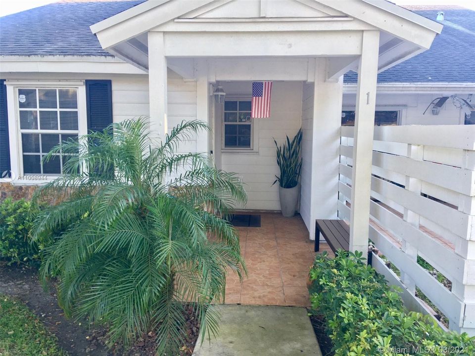 Recently Rented: $1,600 (1 beds, 1 baths, 694 Square Feet)