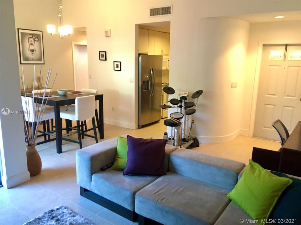 Recently Rented: $1,600 (1 beds, 1 baths, 694 Square Feet)