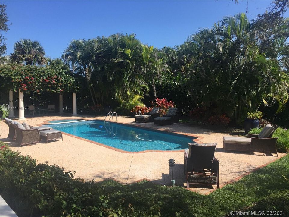 Recently Sold: $3,500,000 (5 beds, 6 baths, 5660 Square Feet)