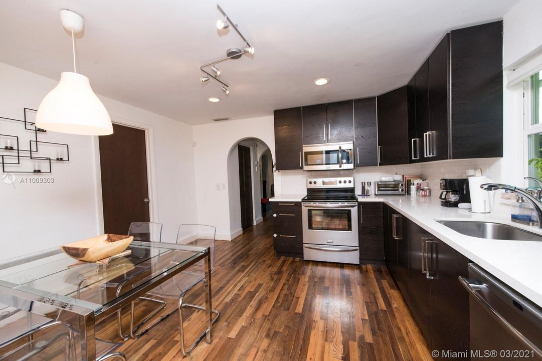 Недавно продано: $599,000 (3 спален, 2 ванн, 1613 Квадратных фут)