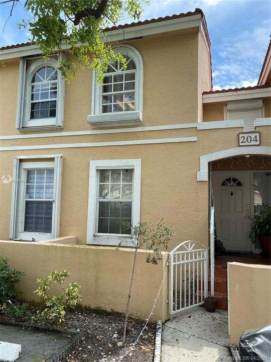 Recently Rented: $2,400 (3 beds, 2 baths, 1750 Square Feet)