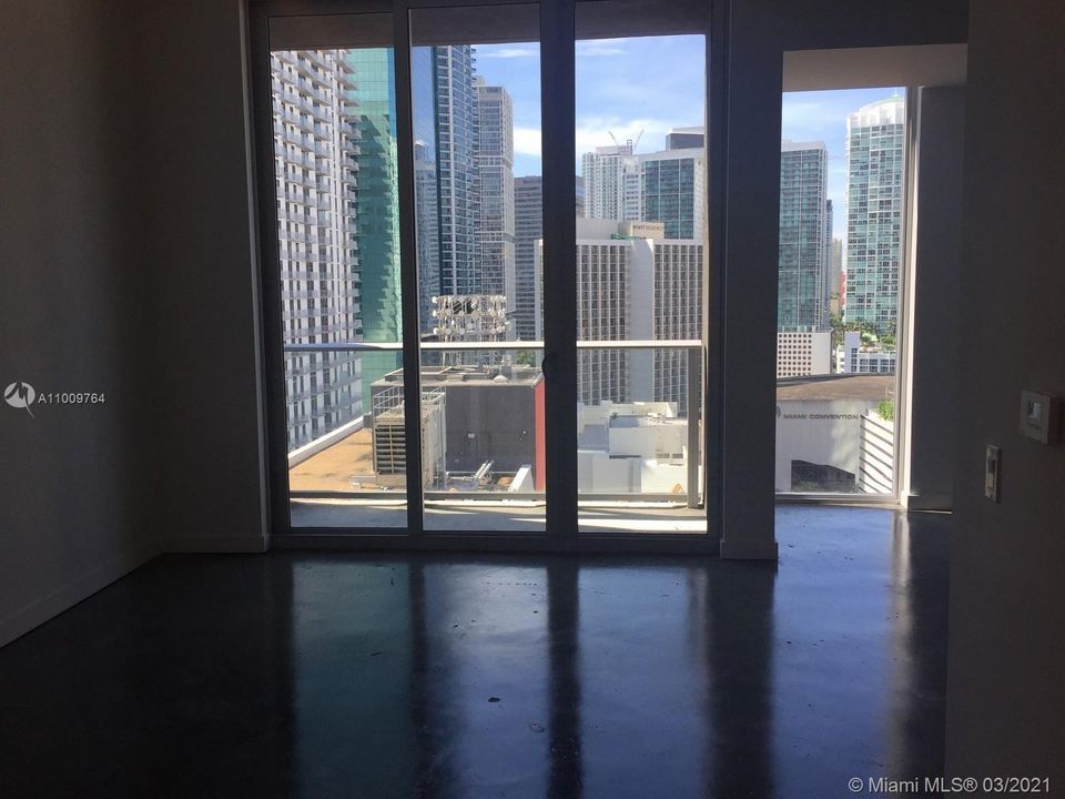 Recently Sold: $300,000 (1 beds, 1 baths, 526 Square Feet)