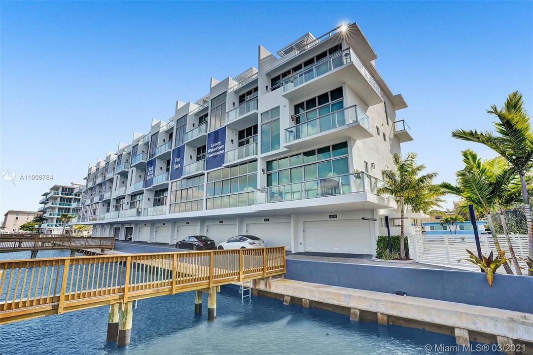 Recently Sold: $2,670,000 (3 beds, 3 baths, 3180 Square Feet)