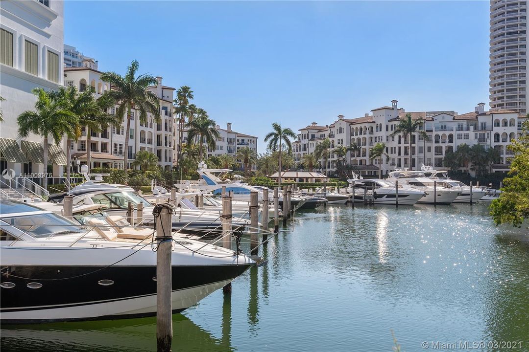 Recently Sold: $3,395,000 (4 beds, 6 baths, 4955 Square Feet)