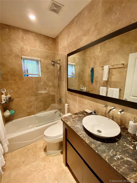 Недавно арендовано: $8,500 (4 спален, 3 ванн, 1988 Квадратных фут)