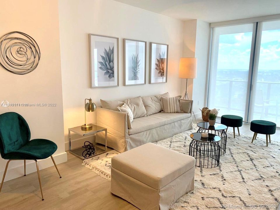 Recently Sold: $595,000 (1 beds, 1 baths, 737 Square Feet)