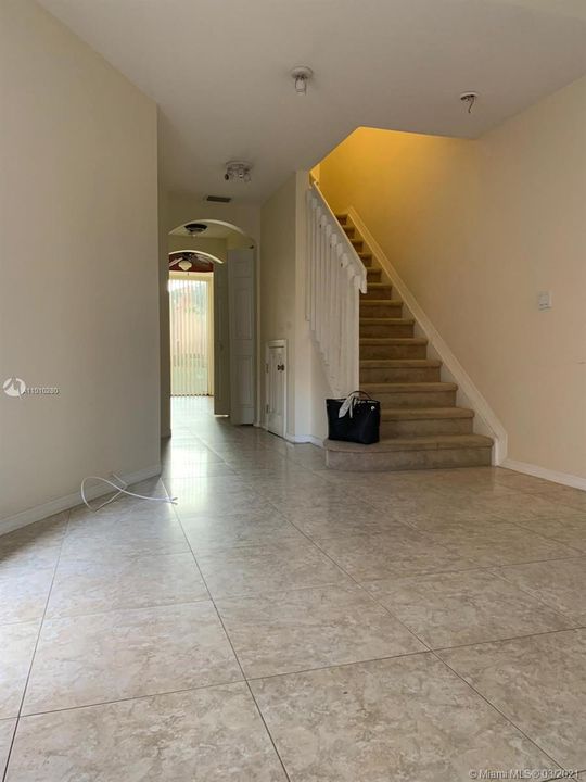 Recently Rented: $2,000 (3 beds, 3 baths, 1382 Square Feet)