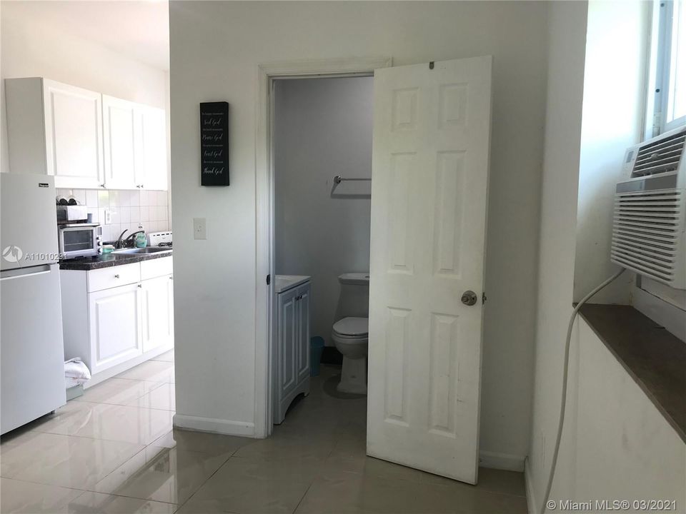 Recently Rented: $950 (0 beds, 1 baths, 1672 Square Feet)