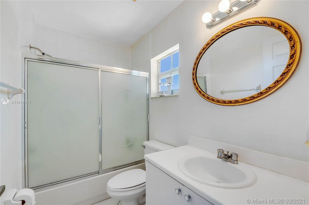 Недавно продано: $480,000 (4 спален, 2 ванн, 2586 Квадратных фут)