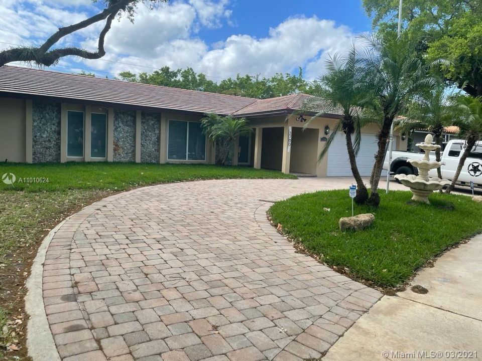 Recently Sold: $944,000 (5 beds, 3 baths, 2893 Square Feet)