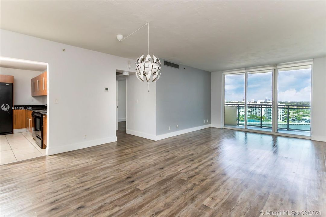 Recently Sold: $279,000 (1 beds, 1 baths, 817 Square Feet)