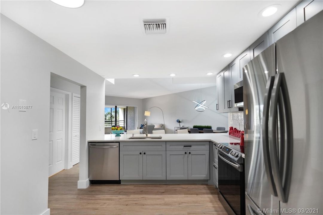 Vendido Recientemente: $400,000 (3 camas, 3 baños, 1710 Pies cuadrados)
