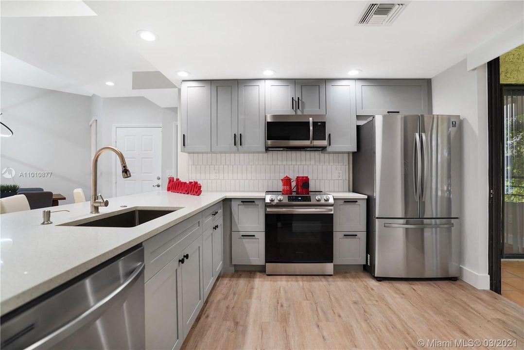 Vendido Recientemente: $400,000 (3 camas, 3 baños, 1710 Pies cuadrados)