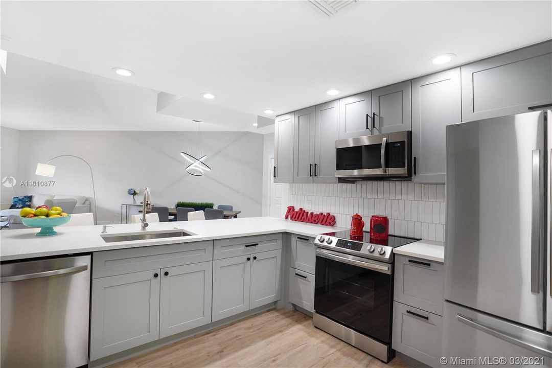 Vendido Recientemente: $400,000 (3 camas, 3 baños, 1710 Pies cuadrados)