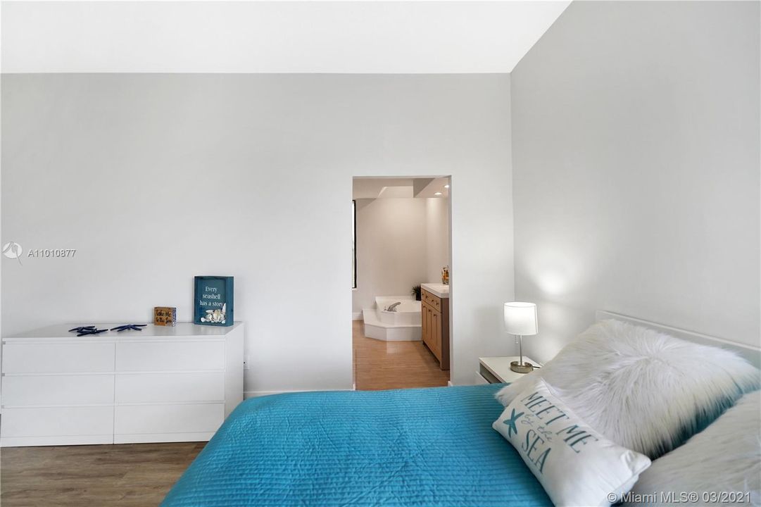 Vendido Recientemente: $400,000 (3 camas, 3 baños, 1710 Pies cuadrados)