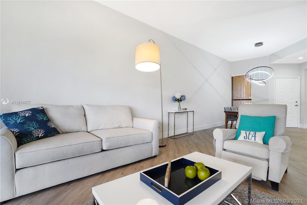 Vendido Recientemente: $400,000 (3 camas, 3 baños, 1710 Pies cuadrados)