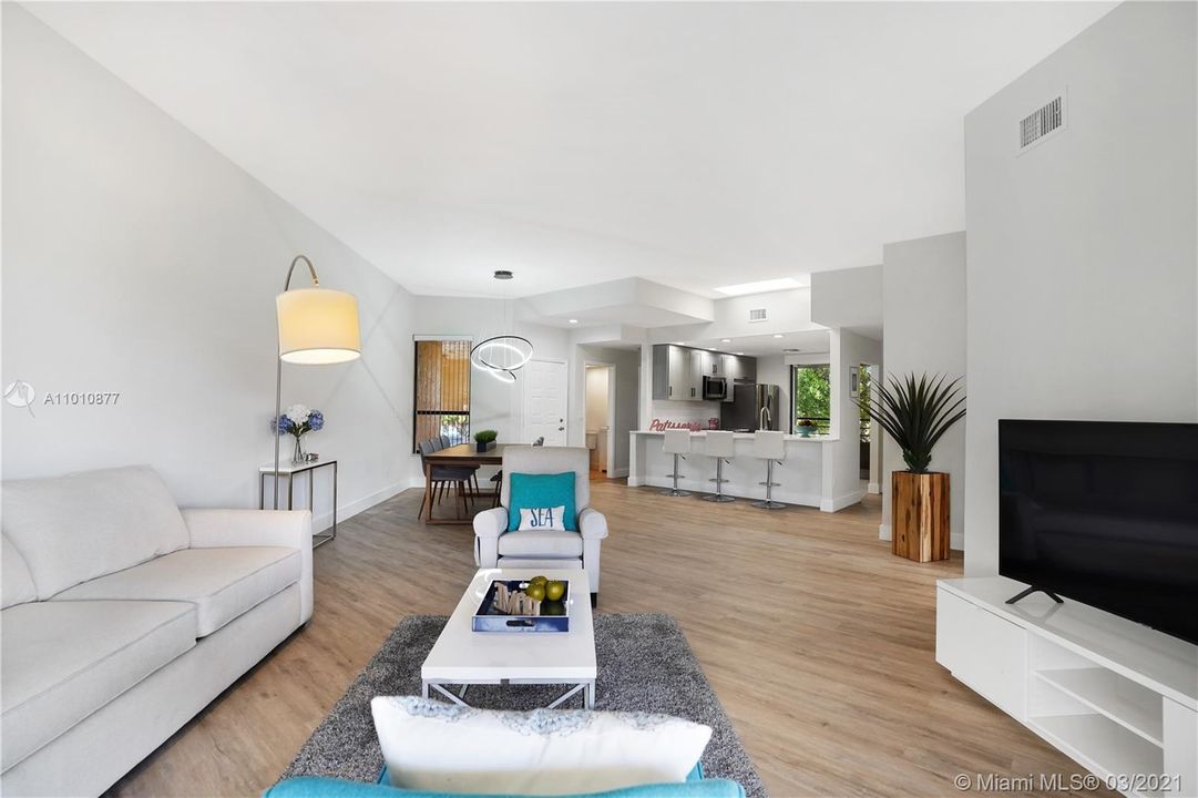 Vendido Recientemente: $400,000 (3 camas, 3 baños, 1710 Pies cuadrados)