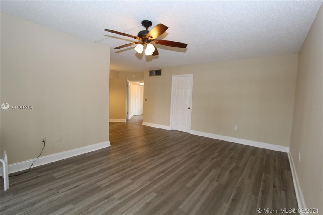 Vendido Recientemente: $85,900 (2 camas, 2 baños, 950 Pies cuadrados)