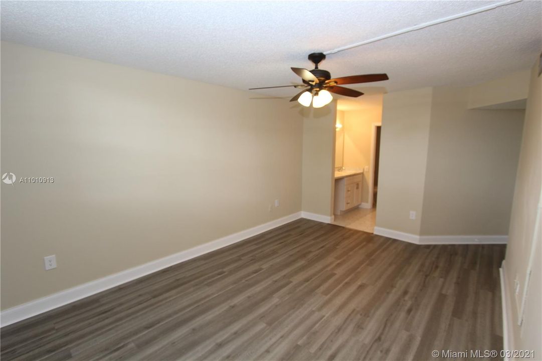 Vendido Recientemente: $85,900 (2 camas, 2 baños, 950 Pies cuadrados)