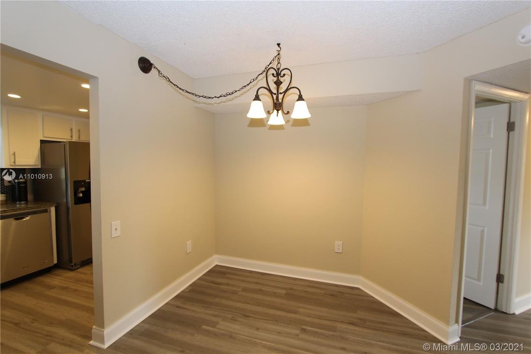 Vendido Recientemente: $85,900 (2 camas, 2 baños, 950 Pies cuadrados)