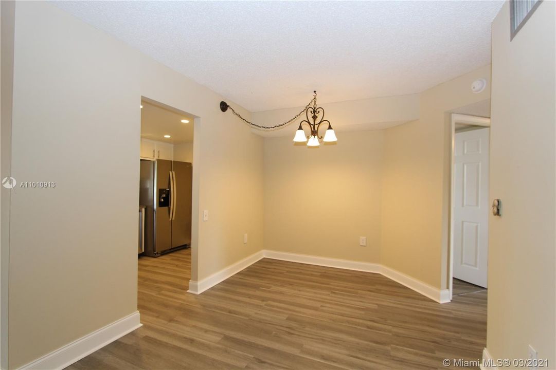 Vendido Recientemente: $85,900 (2 camas, 2 baños, 950 Pies cuadrados)