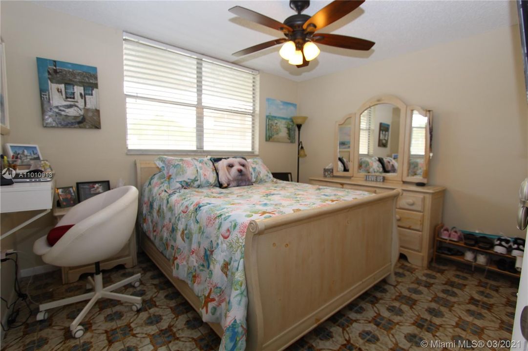 Vendido Recientemente: $85,900 (2 camas, 2 baños, 950 Pies cuadrados)