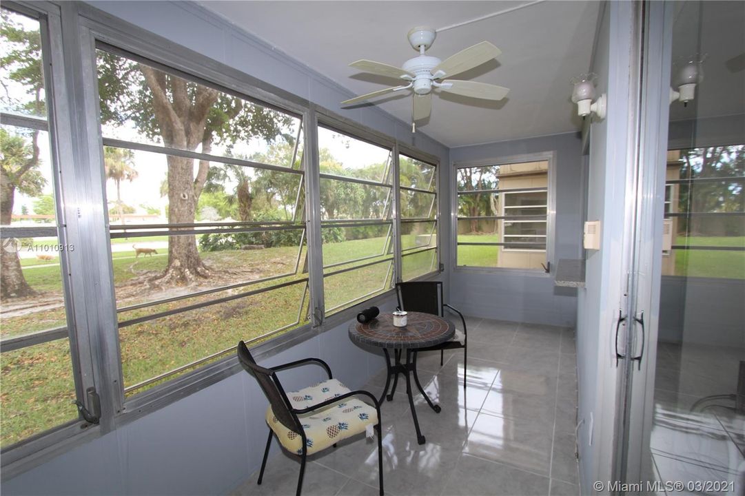 Vendido Recientemente: $85,900 (2 camas, 2 baños, 950 Pies cuadrados)