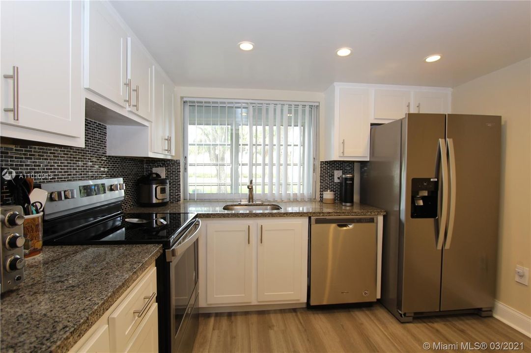Vendido Recientemente: $85,900 (2 camas, 2 baños, 950 Pies cuadrados)