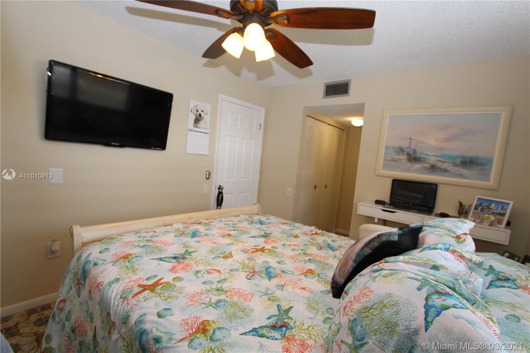Vendido Recientemente: $85,900 (2 camas, 2 baños, 950 Pies cuadrados)