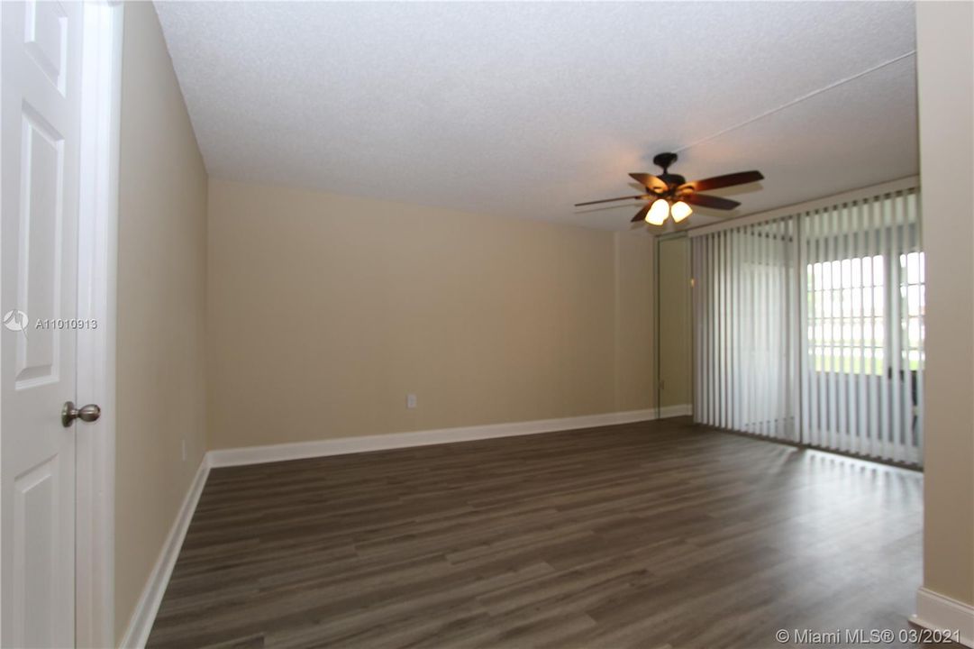 Vendido Recientemente: $85,900 (2 camas, 2 baños, 950 Pies cuadrados)