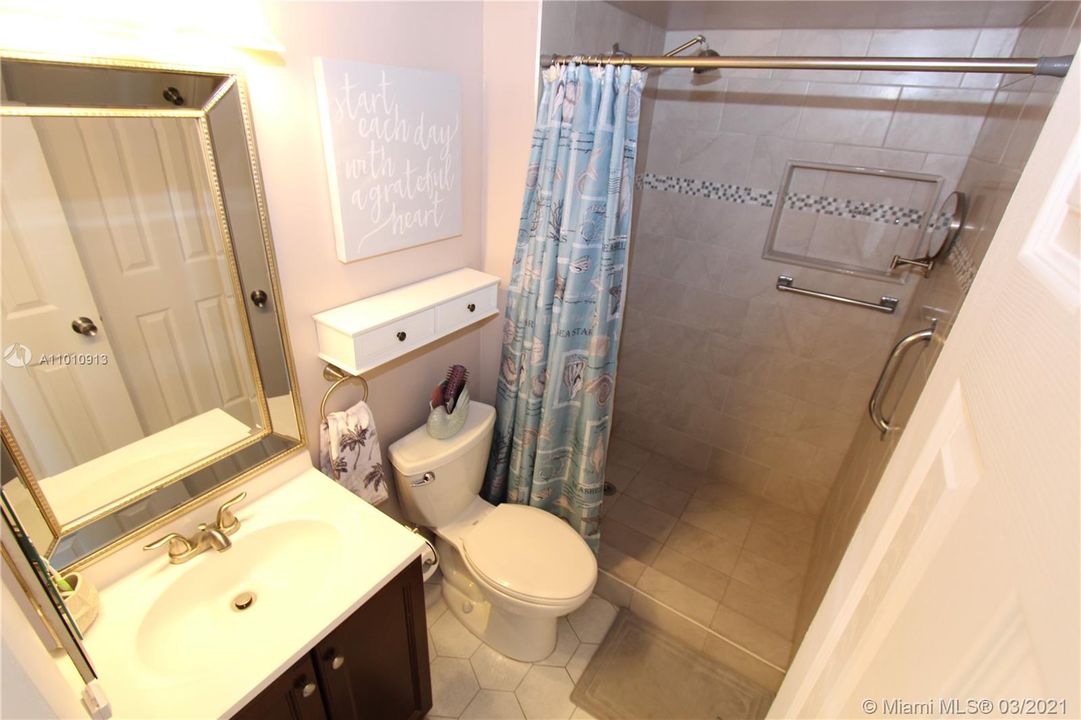 Vendido Recientemente: $85,900 (2 camas, 2 baños, 950 Pies cuadrados)