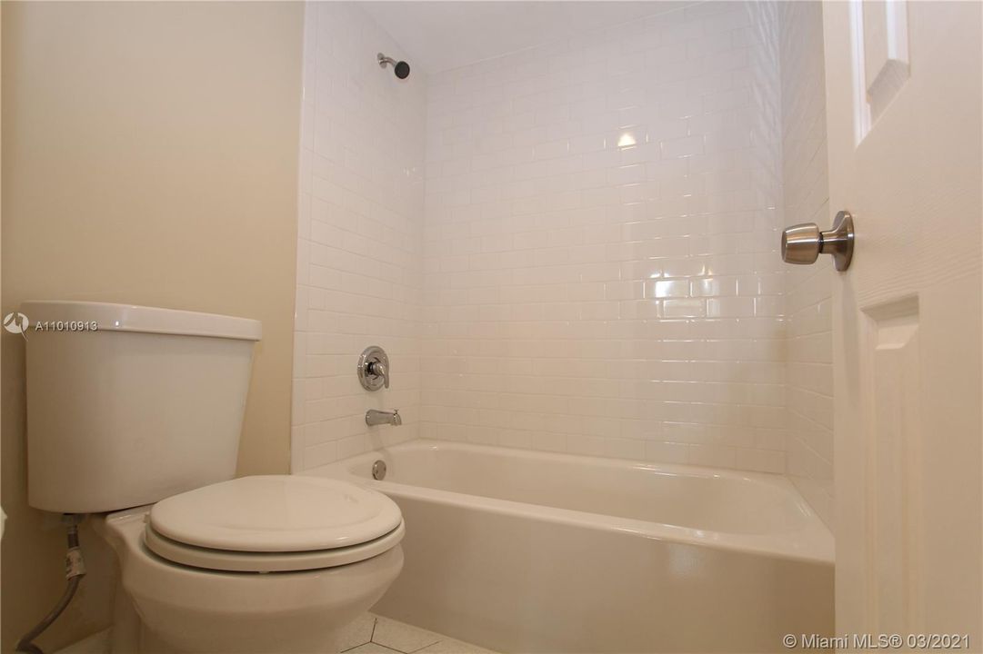 Vendido Recientemente: $85,900 (2 camas, 2 baños, 950 Pies cuadrados)