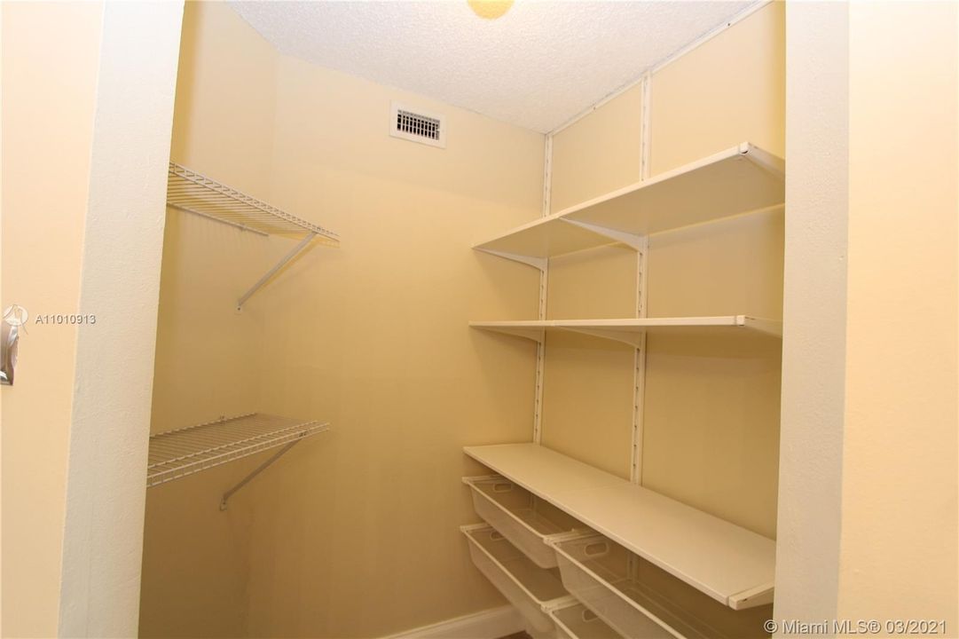 Vendido Recientemente: $85,900 (2 camas, 2 baños, 950 Pies cuadrados)